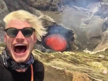 Frame 21.997777 de: Dos jóvenes arriesgan su vida al escalar un volcán sin saber que tenía lava