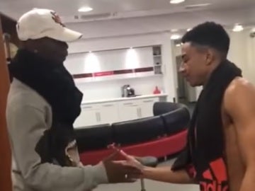 Pogba y Lingard muestran su nuevo saludo