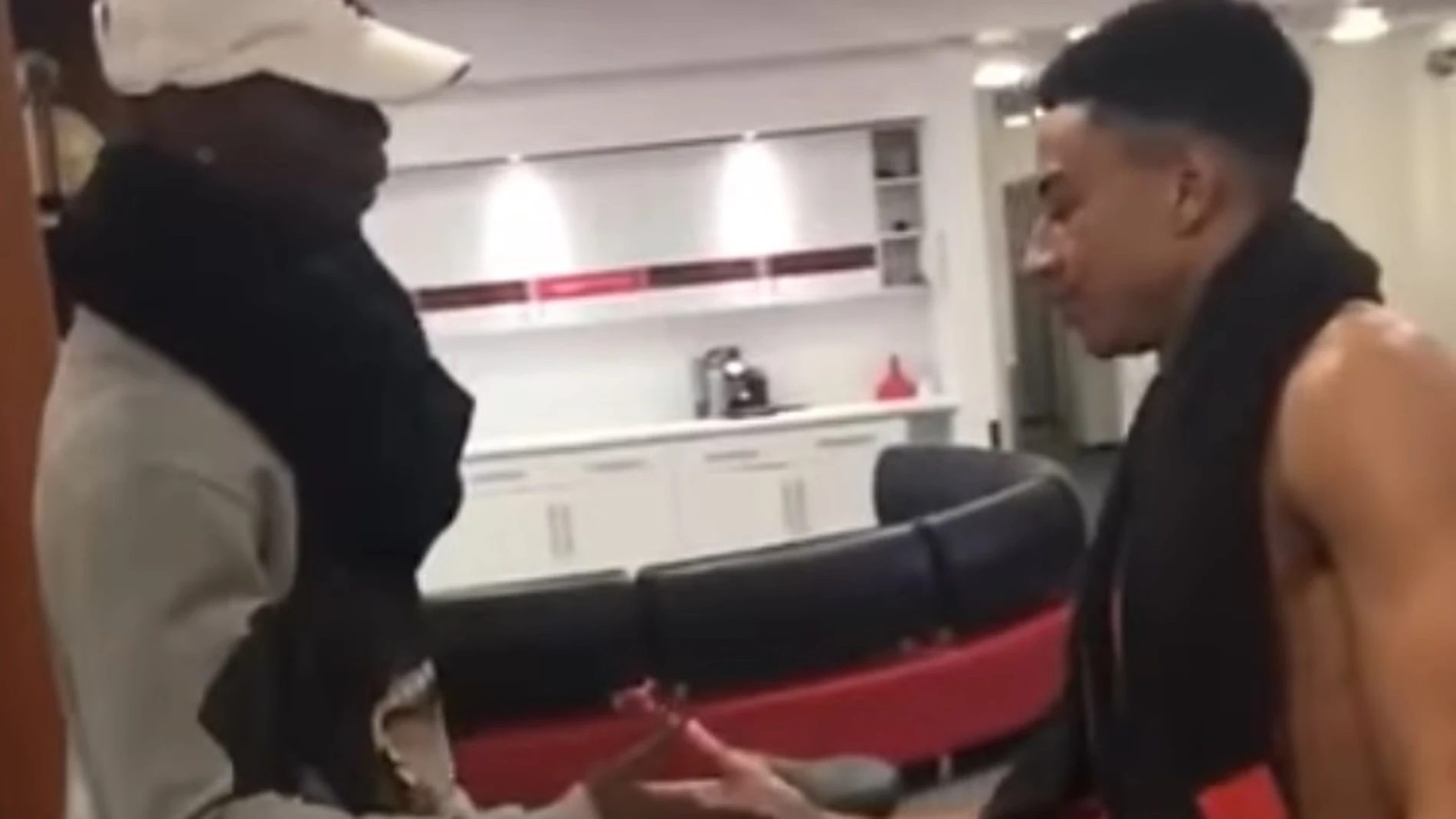 Pogba y Lingard muestran su nuevo saludo Pogba y Lingard muestran su nuevo saludo