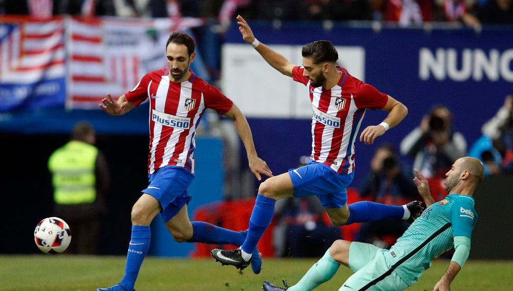 Juanfran y Carrasco presionan ante Mascherano
