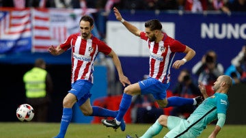 Juanfran y Carrasco presionan ante Mascherano