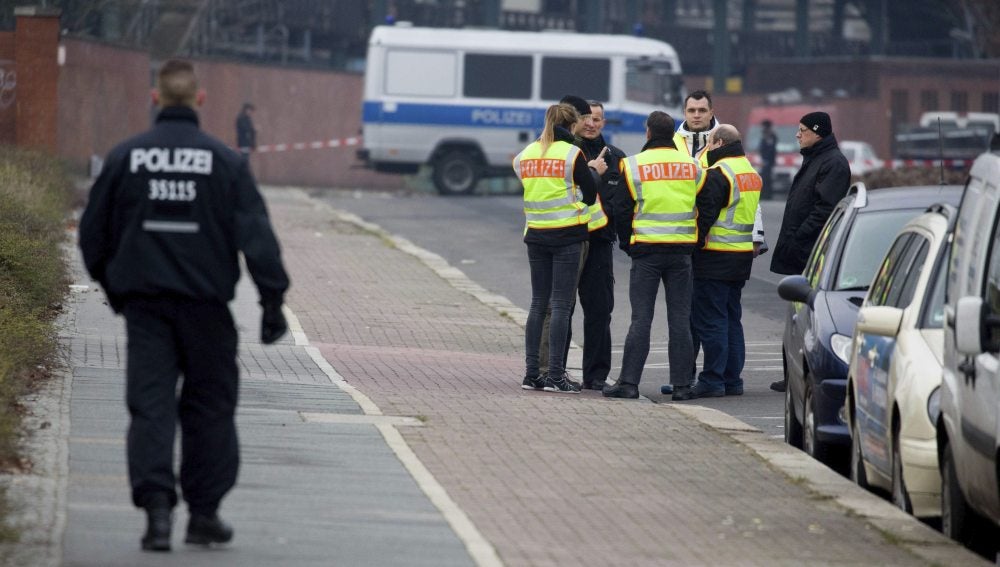 Agentes de policía alemana custodian la seguridad en Berlín