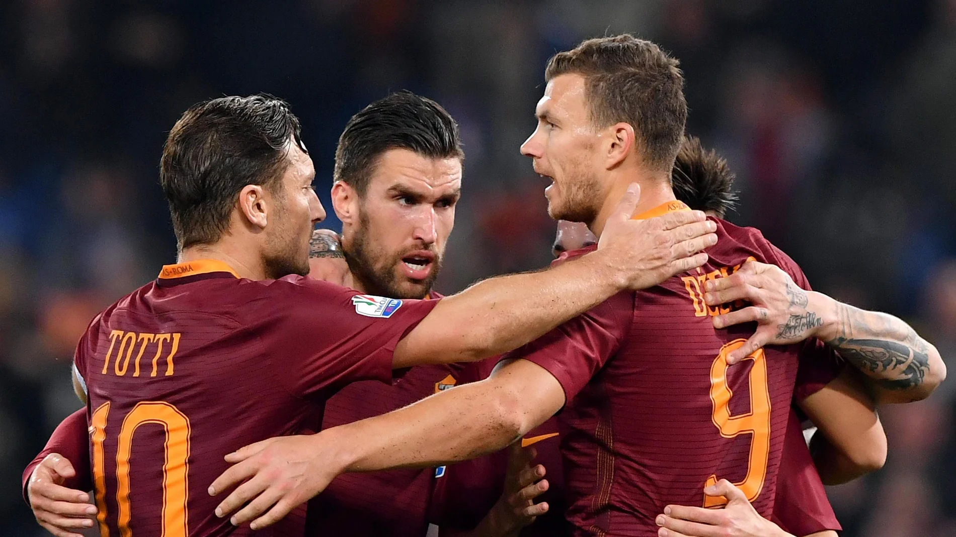 Los jugadores de la Roma celebrando un gol Los jugadores de la Roma celebrando un gol