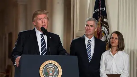 Trump junto al juez Gorsuch y su mujer Trump junto al juez Gorsuch y su mujer