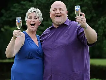 Euromillones: Ganadora del sorteo se divorcia de su marido y se casa con un exconvicto tras ser acusada de maltrato Euromillones: Ganadora del sorteo se divorcia de su marido y se casa con un exconvicto tras ser acusada de maltrato