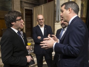 Carles Puigdemont junto a Raul Romeva