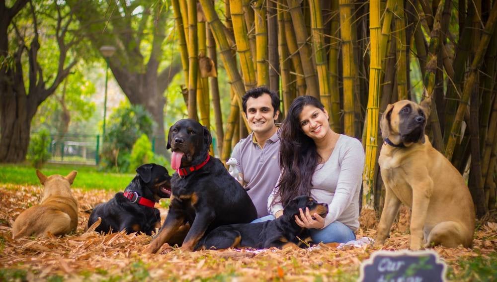 Sanjana y su marido con sus perros