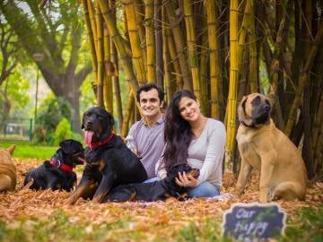 Sanjana y su marido con sus perros
