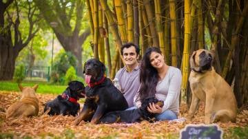 Sanjana y su marido con sus perros