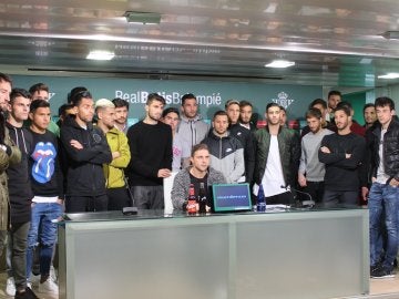 Los jugadores del Betis, durante la lectura del comunicado en apoyo a Zozulya