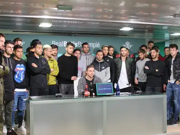 Los jugadores del Betis, durante la lectura del comunicado en apoyo a Zozulya Los jugadores del Betis, durante la lectura del comunicado en apoyo a Zozulya