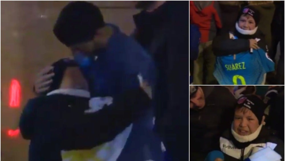 Suárez abraza a un niño tras el Atlético-Barça