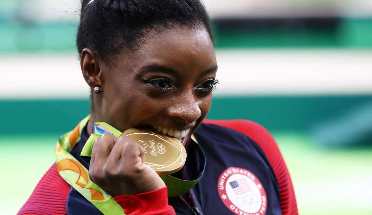 Simone Biles muerde una de las medallas que consiguió en los Juegos de Río Simone Biles muerde una de las medallas que consiguió en los Juegos de Río