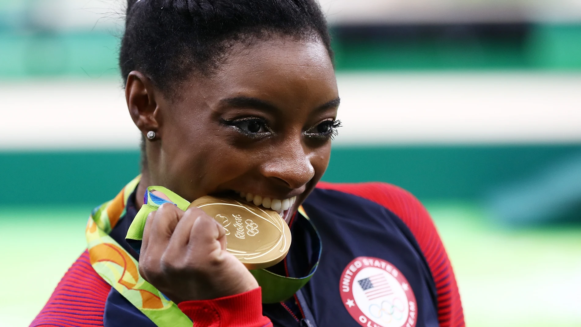 Simone Biles muerde una de las medallas que consiguió en los Juegos de Río Simone Biles muerde una de las medallas que consiguió en los Juegos de Río