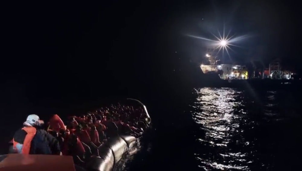 Frame 39.83 de: Coldplay apoya con un vídeo el rescate a inmigrantes en el Mediterráneo
