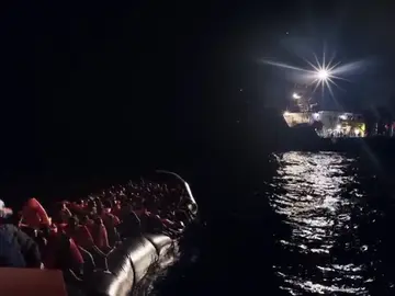 Frame 39.83 de: Coldplay apoya con un vídeo el rescate a inmigrantes en el Mediterráneo Frame 39.83 de: Coldplay apoya con un vídeo el rescate a inmigrantes en el Mediterráneo