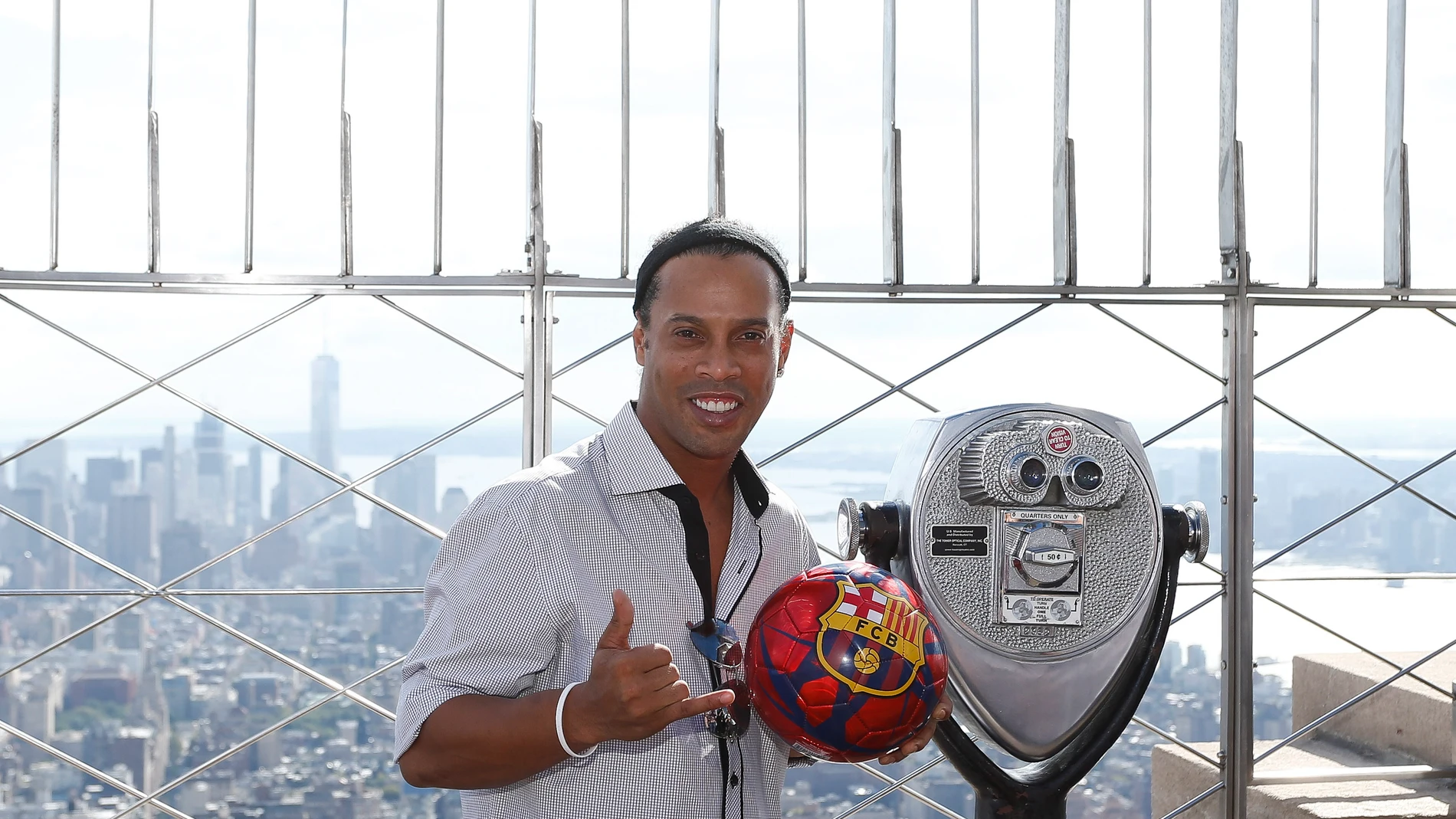Ronaldinho posa con un balón del Barcelona en el Empire State Ronaldinho posa con un balón del Barcelona en el Empire State