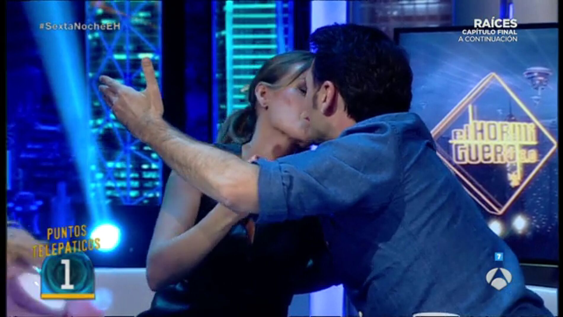 Frame 118.566637 de: La compenetraci&Atilde;&sup3;n de I&Atilde;&plusmn;aki L&Atilde;&sup3;pez y Andrea Ropero, a prueba con beso inclu&Atilde;&shy;do