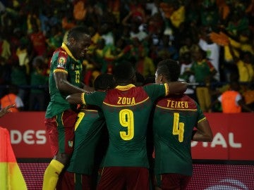Los jugadores de Camerún celebrando uno de los goles