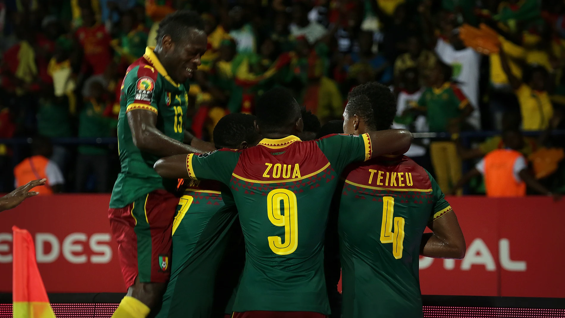 Los jugadores de Camerún celebrando uno de los goles Los jugadores de Camerún celebrando uno de los goles