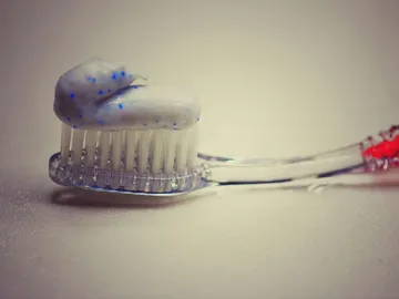 Un cepillo con pasta de dientes Un cepillo con pasta de dientes