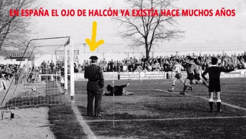 Guardia Civil en medio del campo durante un partido del Arenas