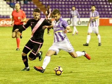 Jugador del Valladolid y Rayo Vallecano disputando un balón
