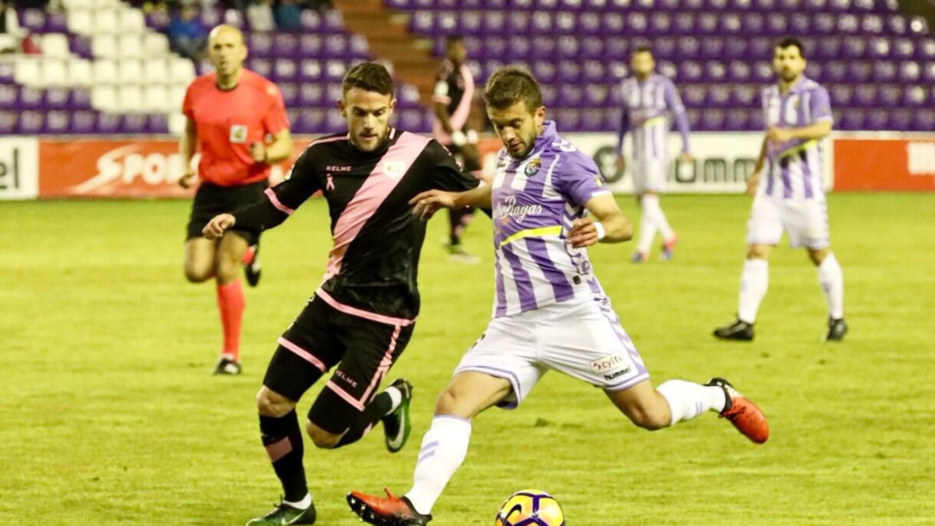Jugador del Valladolid y Rayo Vallecano disputando un balón Jugador del Valladolid y Rayo Vallecano disputando un balón