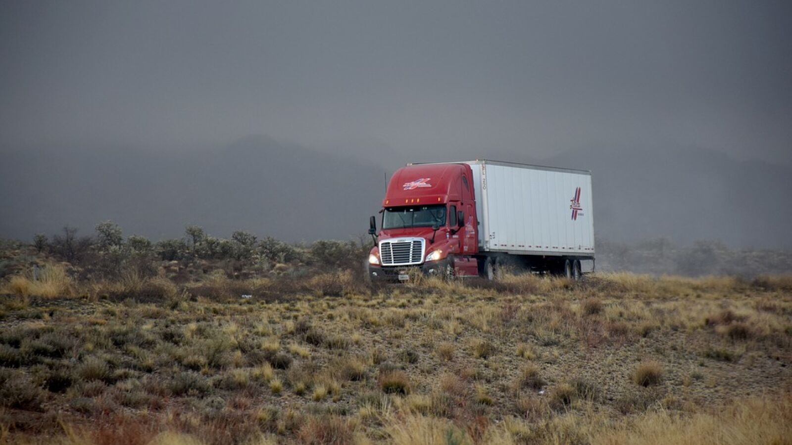 Investigan a un camionero por grabarse mientras conducía con un niño de cuatro años sobre él, que manejaba el volante