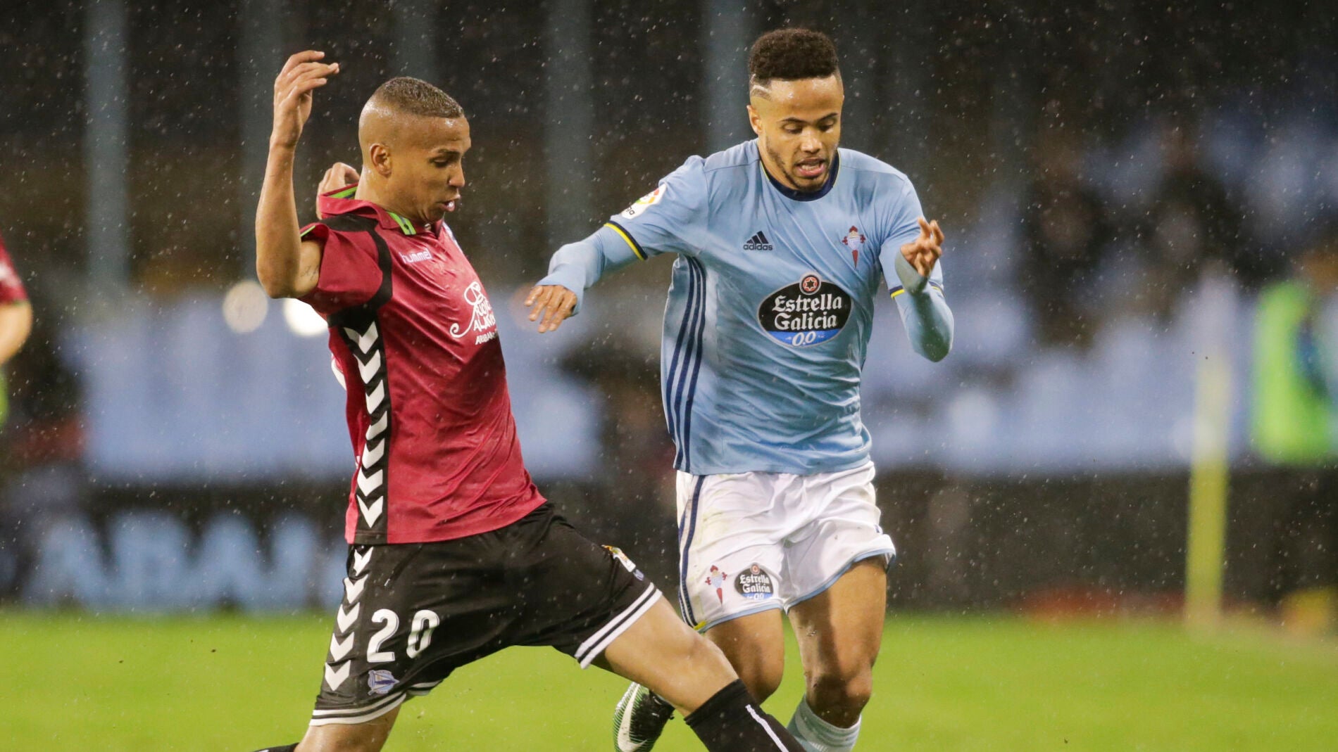 Theo Bongonda y Deyverson pelean por un bal&oacute;n