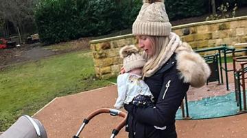 Charlotte Szakacs saca de paseo a su hija fallecida Evlyn