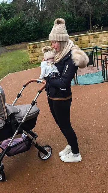 Charlotte Szakacs saca de paseo a su hija fallecida Evlyn Charlotte Szakacs saca de paseo a su hija fallecida Evlyn