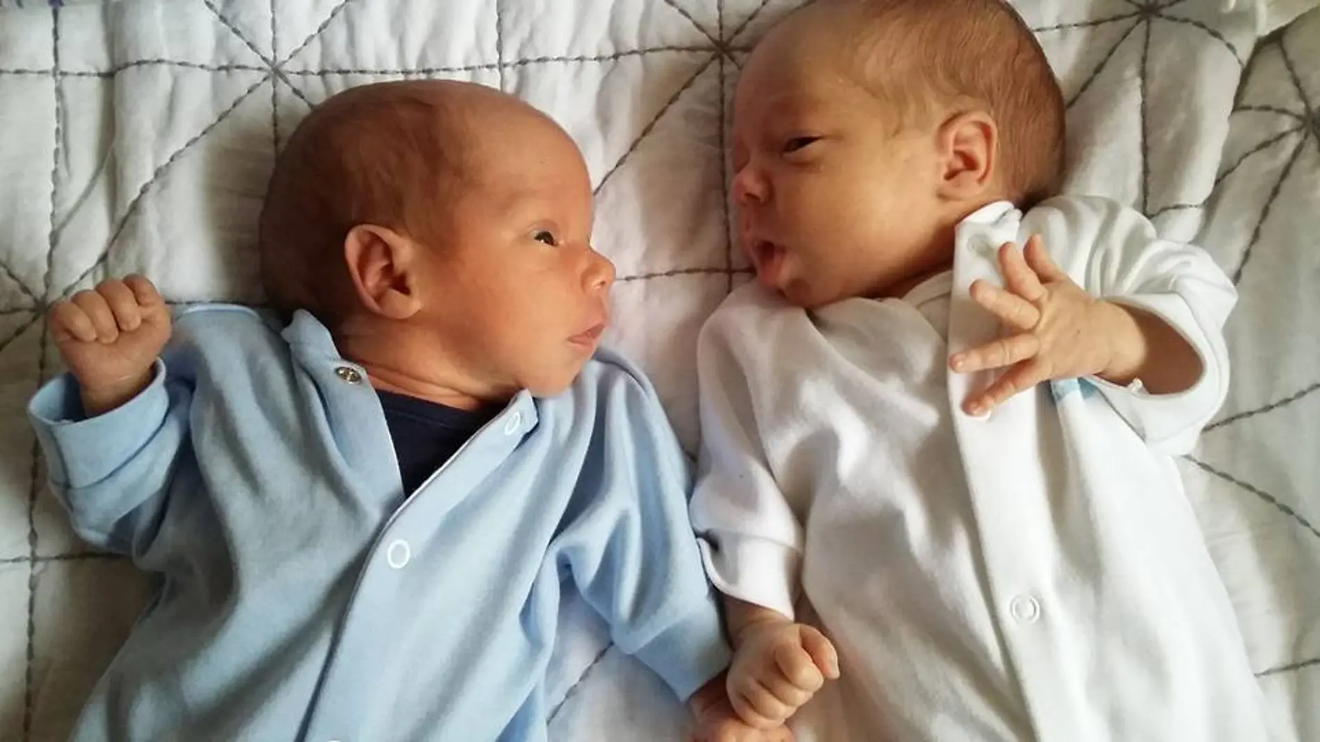 Imagen de los gemelos de Hayley y Charlie Imagen de los gemelos de Hayley y Charlie