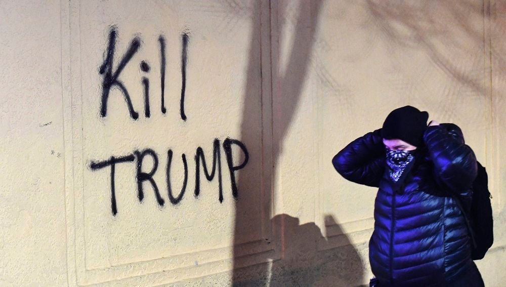 Un manifestante durante las protestas en Berkeley contra Donald Trump