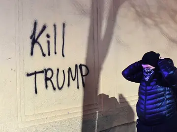 Un manifestante durante las protestas en Berkeley contra Donald Trump Un manifestante durante las protestas en Berkeley contra Donald Trump