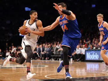 Willy Hernangómez intenta frenar a Dinwiddie Willy Hernangómez intenta frenar a Dinwiddie