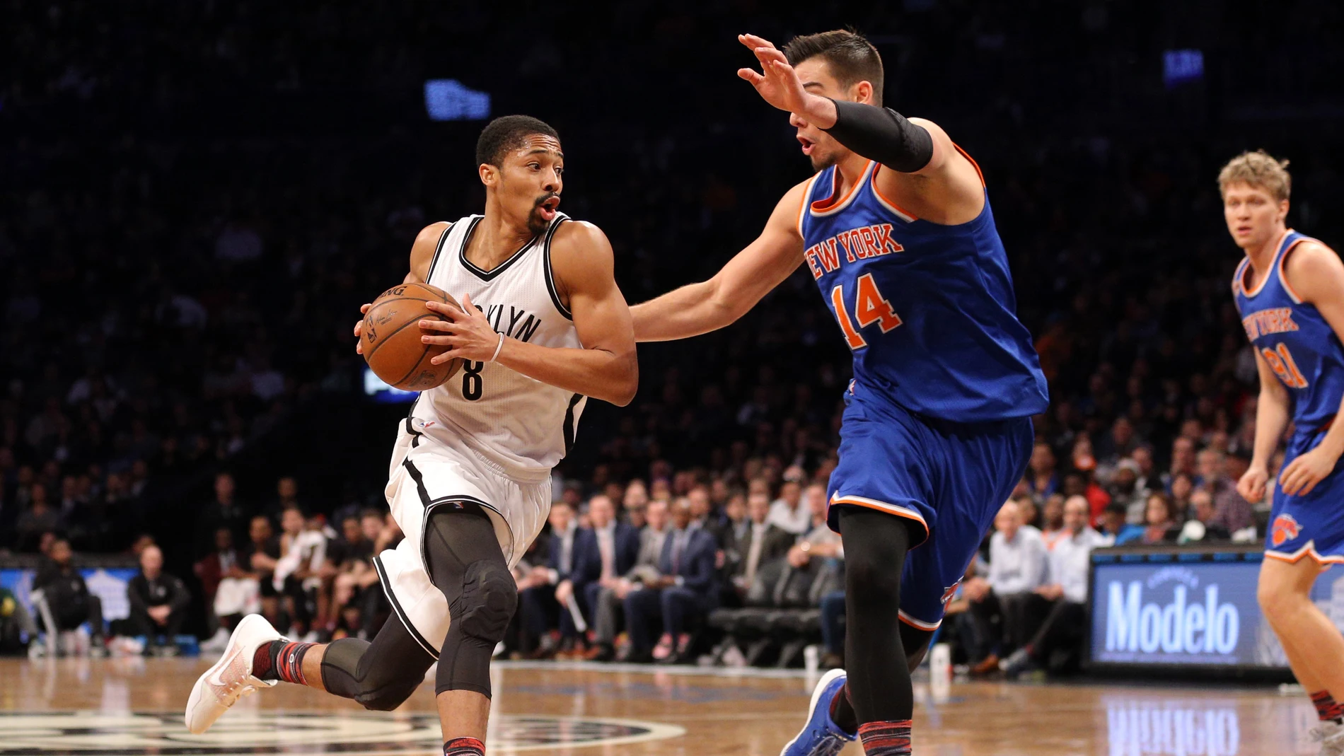 Willy Hernangómez intenta frenar a Dinwiddie Willy Hernangómez intenta frenar a Dinwiddie