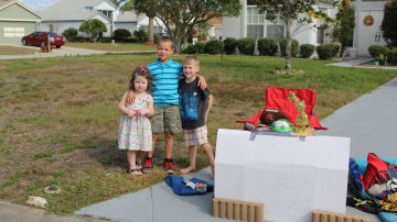Blake junto a un par de niños que acudieron a su puesto de juguetes