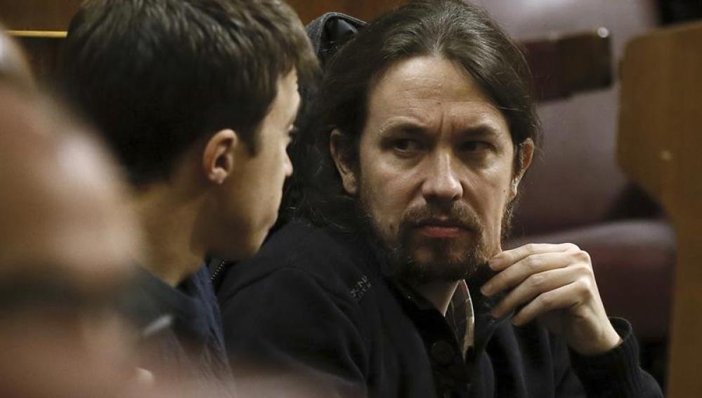Pablo Iglesias mira a Íñigo Errejón