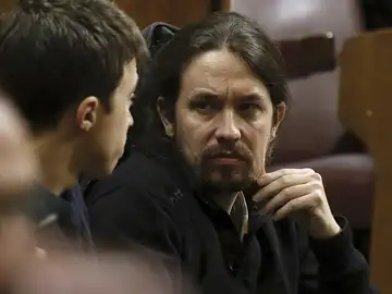Pablo Iglesias mira a Íñigo Errejón Pablo Iglesias mira a Íñigo Errejón