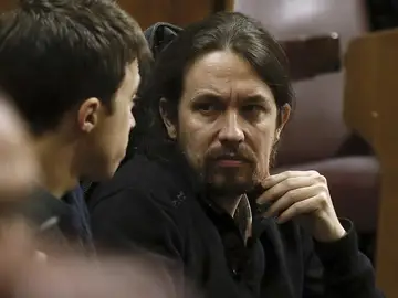 Pablo Iglesias mira a Íñigo Errejón Pablo Iglesias mira a Íñigo Errejón