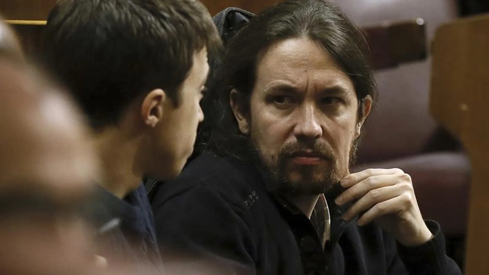 Pablo Iglesias mira a Íñigo Errejón Pablo Iglesias mira a Íñigo Errejón