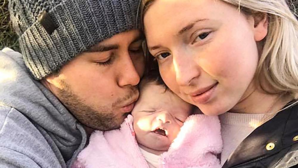 Charlotte y Attila junto a su bebé fallecida Evlyn