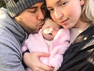 Charlotte y Attila junto a su bebé fallecida Evlyn
