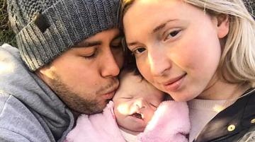 Charlotte y Attila junto a su bebé fallecida Evlyn