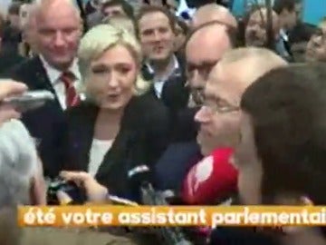 Frame 0.654313 de: Los guardaespaldas de Marine Le Pen golpean y expulsan a un periodista que intentaba preguntar a la líder ultraderechista