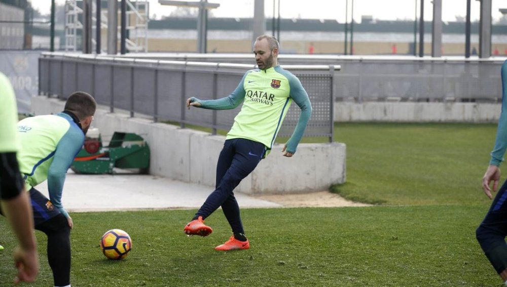 Andrés Iniesta, durante un entrenamiento del Barcelona