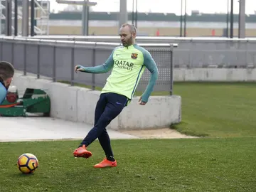 Andrés Iniesta, durante un entrenamiento del Barcelona Andrés Iniesta, durante un entrenamiento del Barcelona