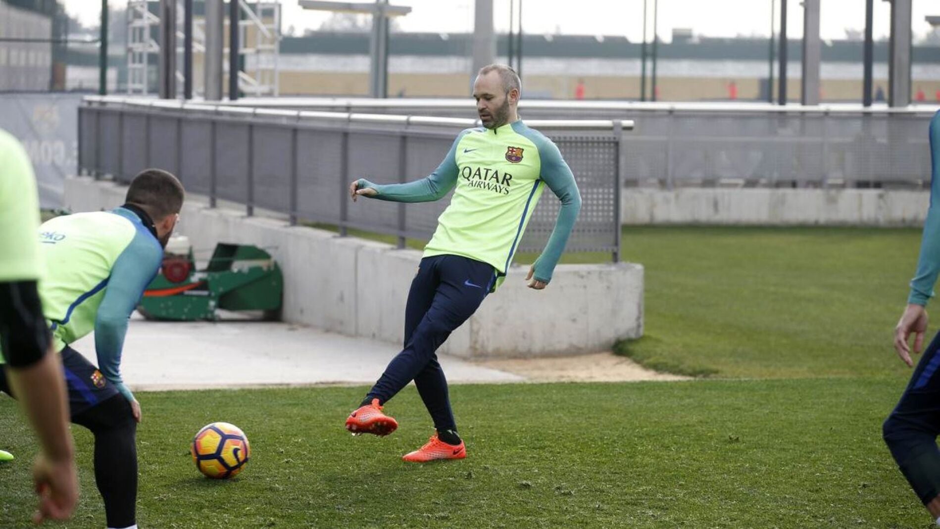 Andr&eacute;s Iniesta, durante un entrenamiento del Barcelona