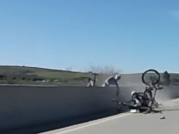 Momento en el que el ciclista casi cae por el precipicio